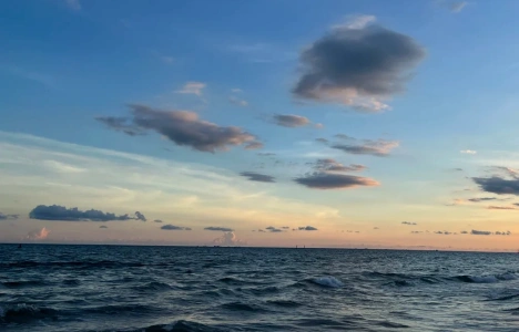 อ่าวซานย่าทิวทะเลยามเย็น