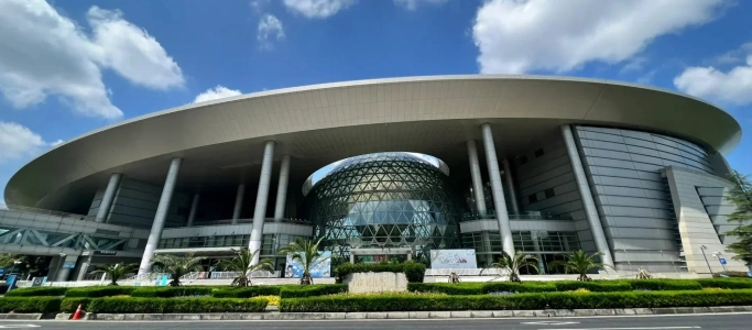 上海科技館外觀，玻璃圓頂及現代建築風格