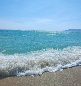 ヤーロン湾の美しい海と波の風景
