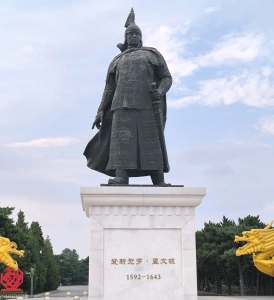 รูปปั้นจักรพรรดิหวงไท่จี๋ในสวนเป่ยหลิง เสิ่นหยาง