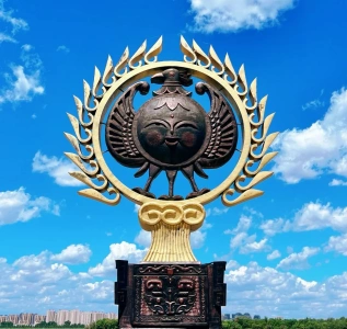 ประติมากรรมแลนด์มาร์กของซันไอส์แลนด์ใต้ท้องฟ้าสีฟ้า