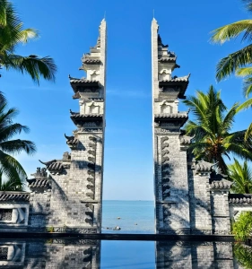 Daxiao Dongtian scenic gate with sea view
