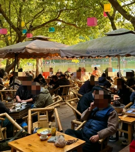 成都人民公園的在地茶館與日常生活