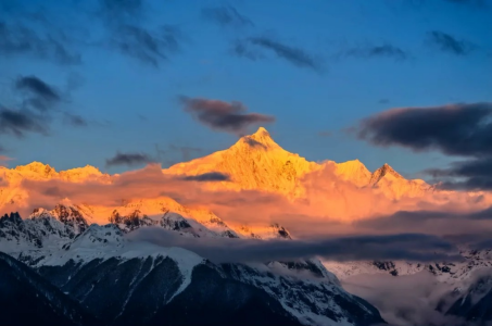 메이리 설산의 황금빛 일출 풍경