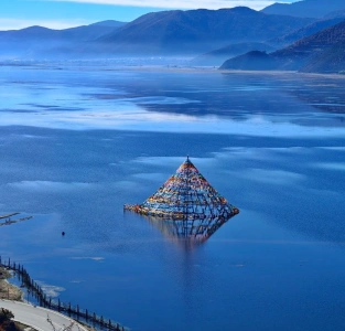 Napahai Lake scenic view