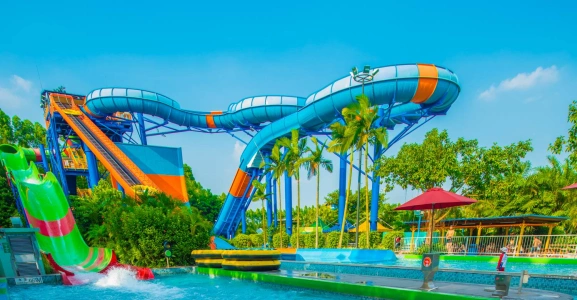 Chimelong Water Park water slide and splash pool