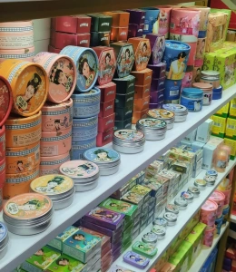 กระปุกครีม Shanghai Lady แบบวินเทจในร้านค้า