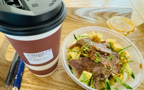 난징박물원 특별전시관 카페의 커피와 냉채 음식