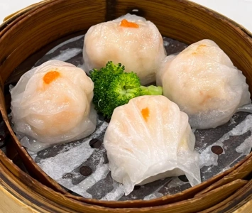 ฮะเก๋าใส้กุ้งใสโปร่งในเข่งติ่มซำ