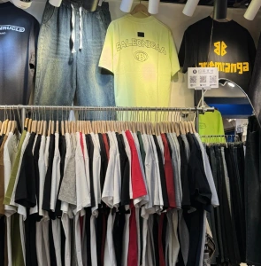 ร้านเสื้อผ้าราคาถูกที่ถนนคนเดินเซียงเซียะจิว