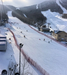 亞布力新體委滑雪場的初級滑雪者練習區