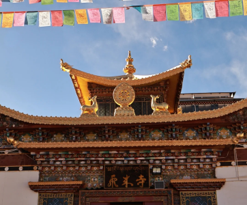 페이라이 사원과 오색 기도 깃발 풍경