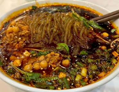 วุ้นเส้นน้ำซุปเปรี้ยวเผ็ดเสฉวน