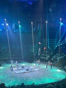 Зрелищное цирковое представление в Шанхайском цирковом городе