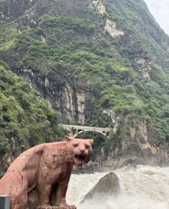 Upper Tiger Leaping Gorge with tiger statue and roaring river