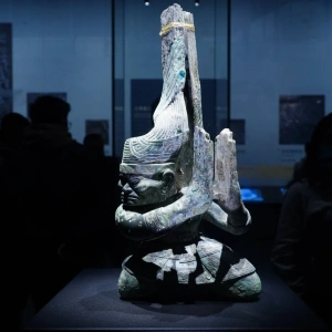 世紀逐夢展區的青銅跪坐人像