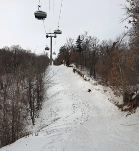 亞布力陽光滑雪場森林滑道上的纜車