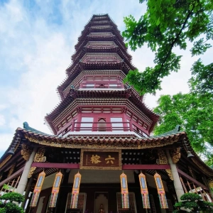육용사의 꽃탑 전경