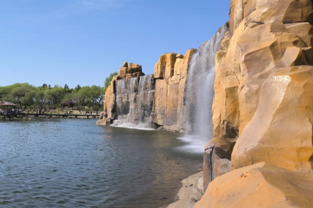 น้ำตกจำลองในเขตทิวทัศน์เกาะซันไอส์แลนด์