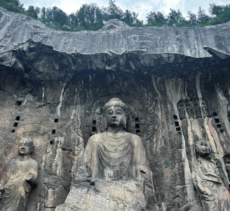 룽먼석굴 서산의 메인 불상