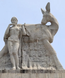Close-up of the Luhuitou deer statue at the hilltop plaza