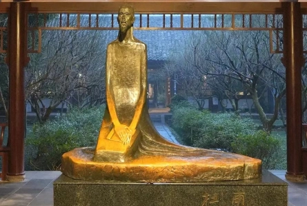 杜甫草堂大廨內的杜甫晚年雕像