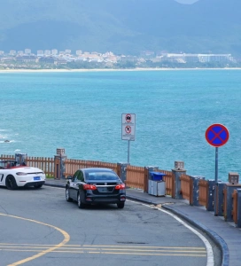 ヤーロン湾近くの海沿い道路の景色