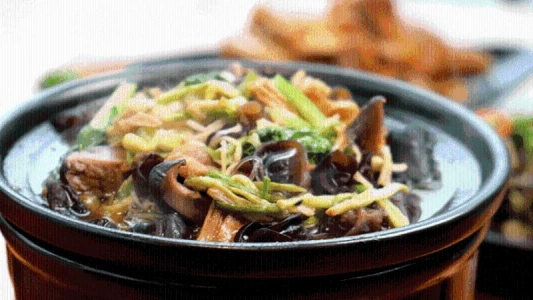 Овощной горячий котёл (斋菜煲)