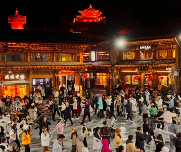 Tibetan Guozhuang dance at Moonlight Square