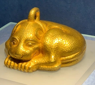 특별전시관의 황금 짐승 유물