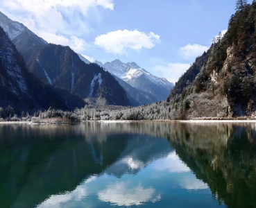 ทะเลสาบหลงหวังในหุบเขาปี้เผิงโกว