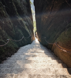 Narrow Sky Crack trail at Sanqing Mountain