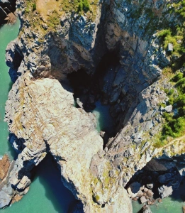 선인정 관광지의 자연 암석 동굴