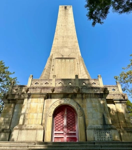 Sun Yat-sen Monument at the top of Yuexiu Park