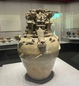 Древний керамический артефакт в павильоне Уиньдянь