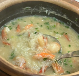 Морепродукты с рисовой кашей «шэнгун чжоу» (海鲜生滚粥)