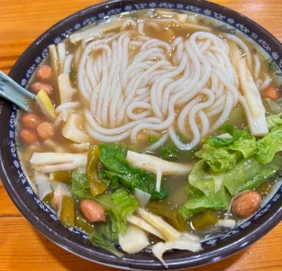 ก๋วยเตี๋ยวเส้นข้าวจีนในน้ำซุป