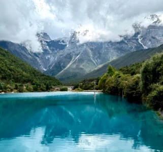 Голубая Лунная долина с бирюзовым озером