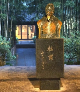 杜甫草堂詩史堂內的杜甫坐像