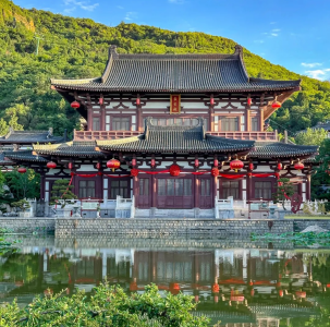 Changsheng Hall reflecting in the pond at Huaqing Palace