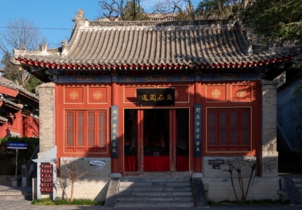 룽먼석굴 인근의 향산사 입구