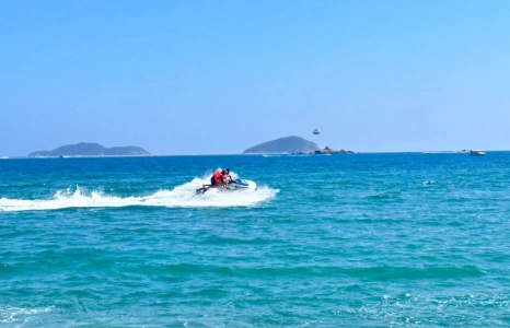 ヤーロン湾で楽しむジェットスキーなどのマリンスポーツ