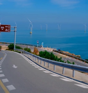 북부만 생태 회랑의 해안 도로와 풍차