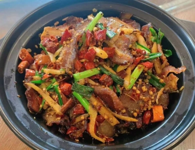 푸룽진 대표 음식 훈제 고기 마라식 볶음 냄비 요리