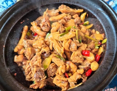 Local clay pot chicken dish served near Yulong River Shui’edi Pier