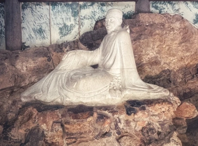 룽먼석굴 백원에 있는 백거이 조각상