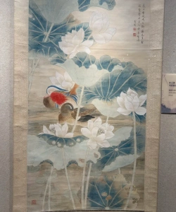 연꽃과 원앙을 그린 중국화가 전시된 예술관