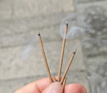 육용사에서 사용하는 향