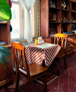 ภายในคาเฟ่วินเทจสไตล์รัสเซียบนซันไอส์แลนด์