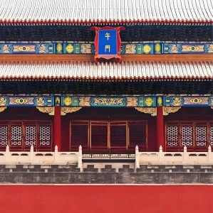 Врата Мэридиан с яркой росписью в Запретном городе